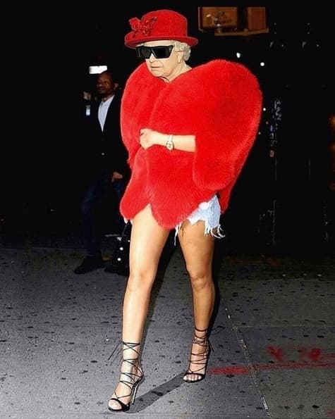 La cantante Rihanna publicó estos montajes fotográficos en los que se ve el rostro de la reina Isabel II de Inglaterra sobre el cuerpo de la artista. Las imágenes se distribuyeron a través de la cuenta de Instagram de Rihanna (@badgalriri) entre el 22 y el 24 de abril.