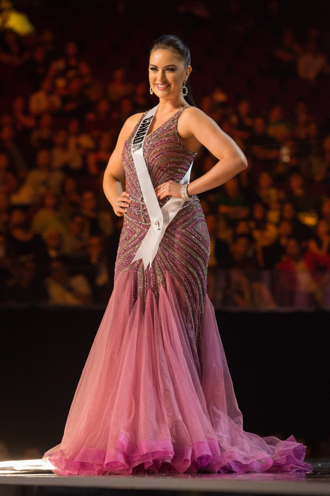 Bearchell mide 5 pies, 9 pulgadas y desde temprana edad participó en concursos de belleza.