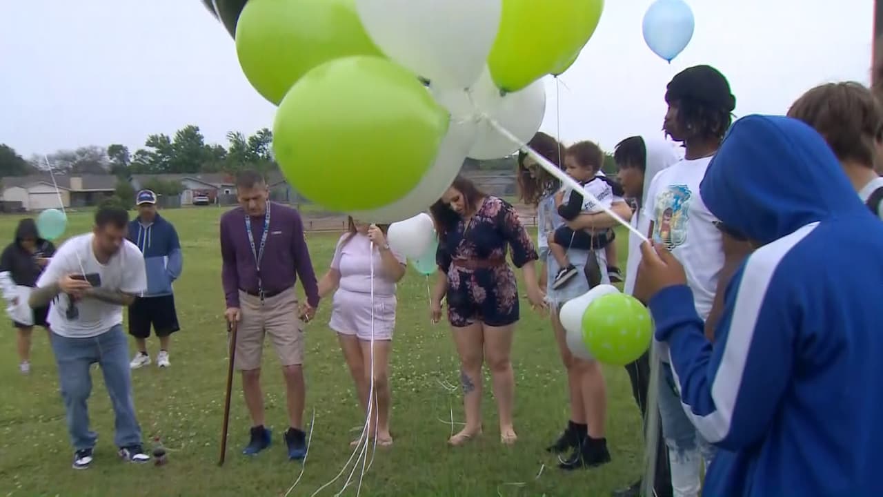 Varias personas se reunieron en un parque en la ciudad de Dallas este domingo por la tarde 
<a href="https://www.univision.com/local/dallas-kuvn/con-una-vigilia-recuerdan-a-cash-gernon-el-pequeno-de-4-anos-que-murio-violentamente-en-dallas-video">para asistir a una vigilia realizada en honor a Cash Gernon.</a>
<br>