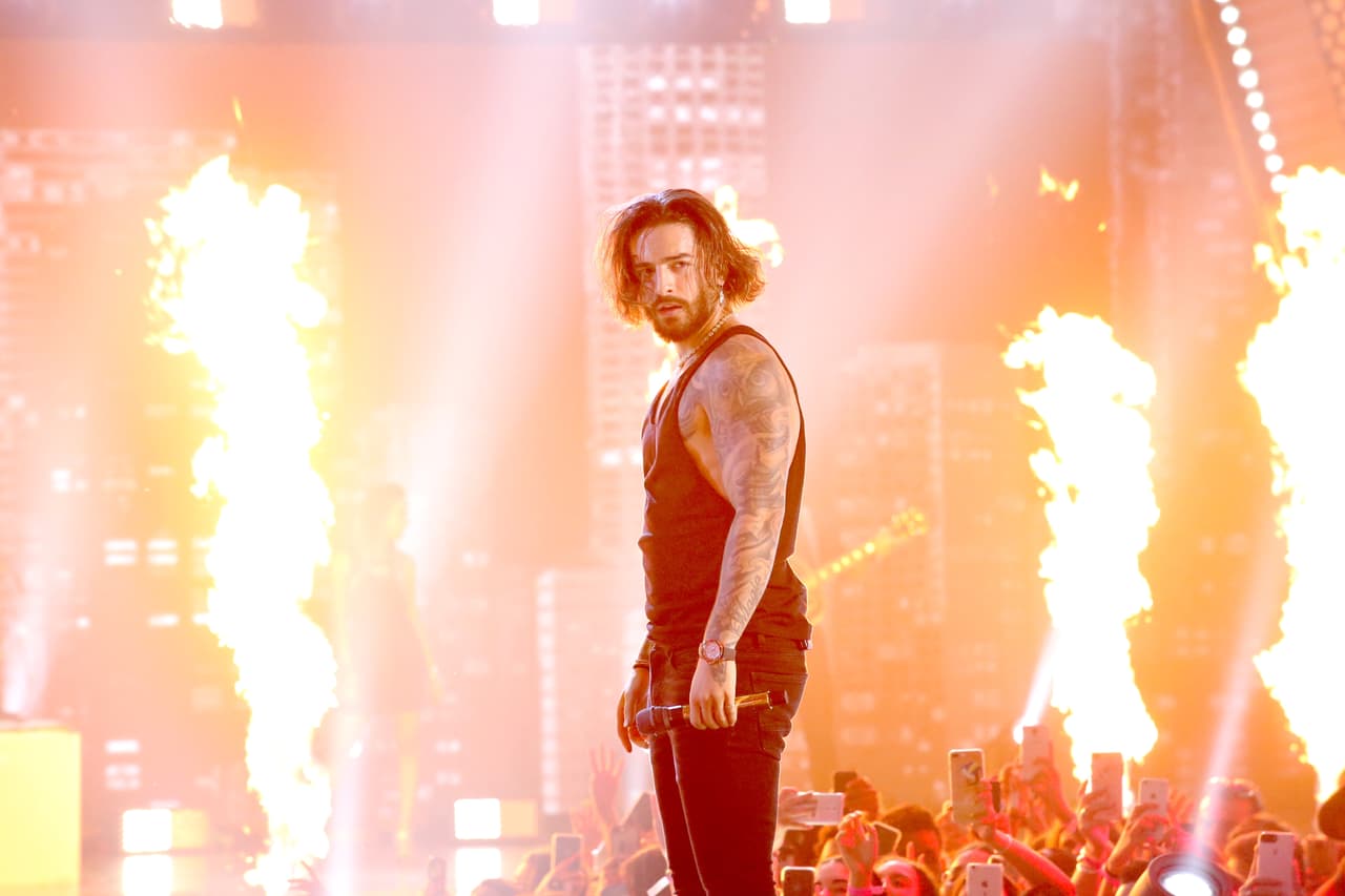 Y en 2018 presumió una larga cabellera arriba del escenario. Este año es el artista con más nominaciones a Premios Juventud.