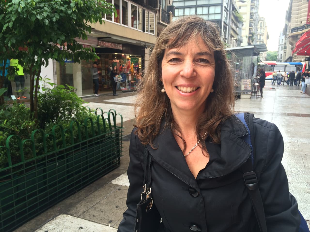 A la intérprete de conferencias Verónica tampoco la escandaliza la imputación a Mauricio Macri que fue portada de medios internacionales hace una semana: “Apareció en Los Papeles de Panamá junto con muchos otros funcionarios mundiales. Eran las empresas de su padre. No se pueden equiparar las acusaciones a Cristina con esto. Me encantaría que estuviera totalmente limpio, que no tuviéramos nada que decir de nuestro presidente, pero hay sombras”.