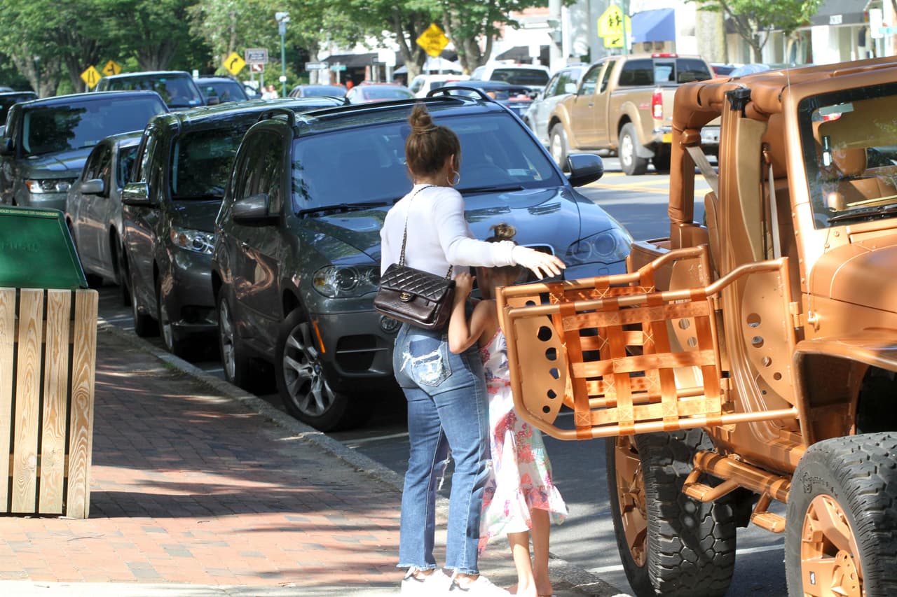 Jennifer López junto a su pequeña Emme, momentos antes de subir al Jeep dorado de Alex Rodríguez.
