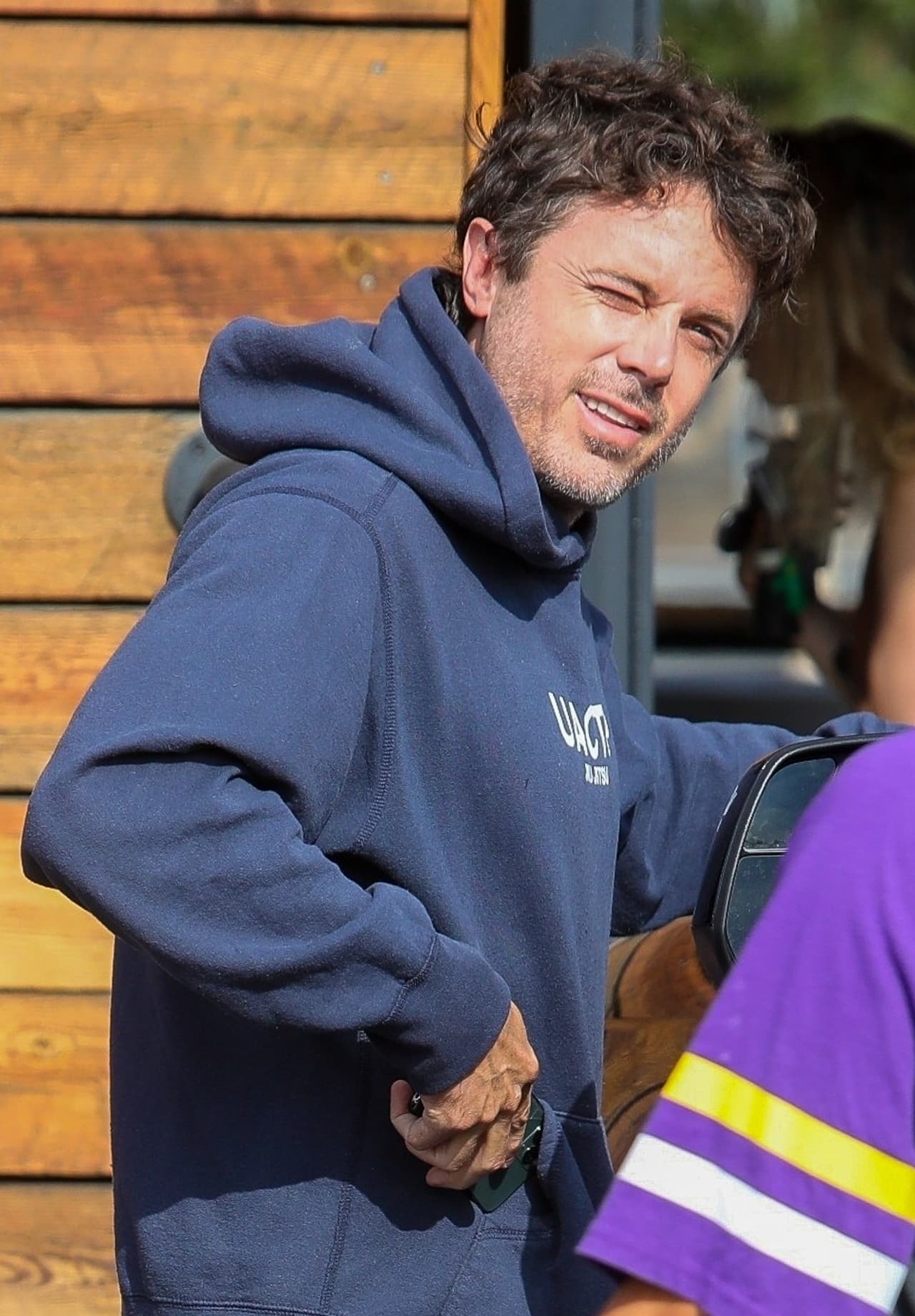 Los paparazzi que lo captaron a la salida de la cafetería le preguntaron por qué no estaba con su hermano. De acuerdo con un reporte de Page Six, al artista se le vio incómodo tras el cuestionamiento. 
<br>