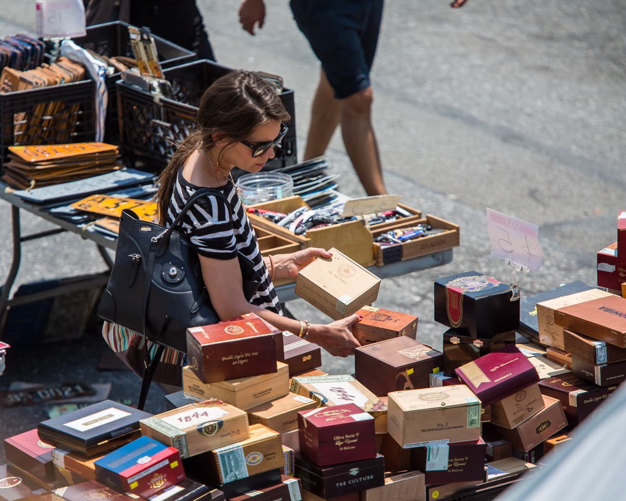 Holmes estuvo viendo algunas cajas de puros por 5 dólares.