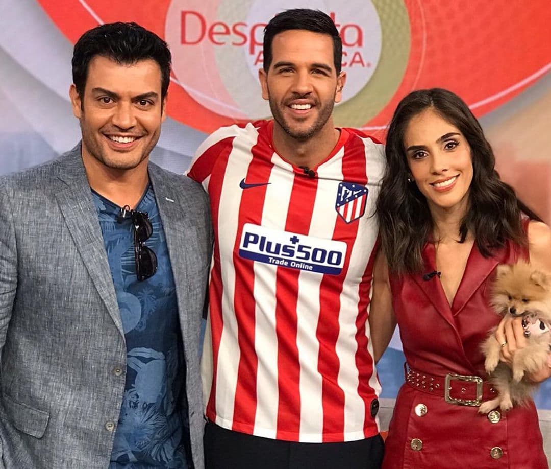 Los conductores del show se tomaron la fotografía con Andrés Palacios y Sandra Echeverría, la perrita no podía faltar en la sesión.