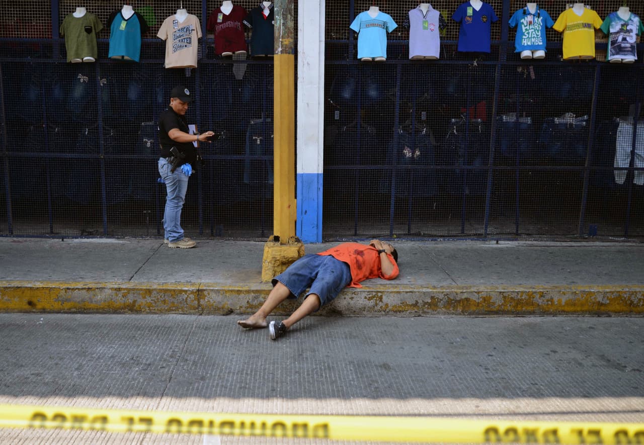 <b><a href="https://www.univision.com/noticias/violencia/lopez-obrador-busca-ideas-para-pacificar-mexico-en-juarez-una-ciudad-con-mas-de-13-000-asesinatos-en-10-anos">El presidente electo Andrés López Obrador</a></b> visitó el 7 de agosto Chihuahua para comenzar una serie de foros con el objetivo de trazar la ruta para erradicar la violencia en el país, que en 2018 ha alcanzado niveles récord. La fotografía es de un cuerpo sin vida luego de ser asesinado en una calle de Acapulco, Guerrero, en abril de 2018.