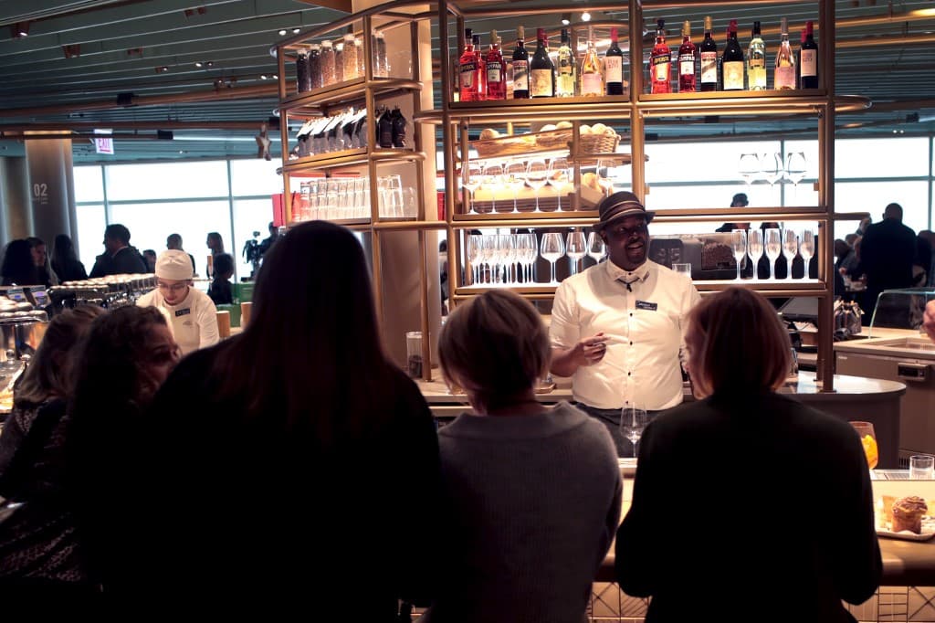 El ambiente del edificio crea una atmósfera con tonos oscuros y acabados de cobre.