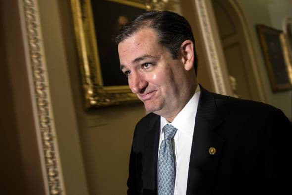 El Senador Ted Cruz (R-TX) abandona la reunión donde se acordó la reapertura del gobierno luego de 16 días de cierre, el 16 de octubre de 2013.