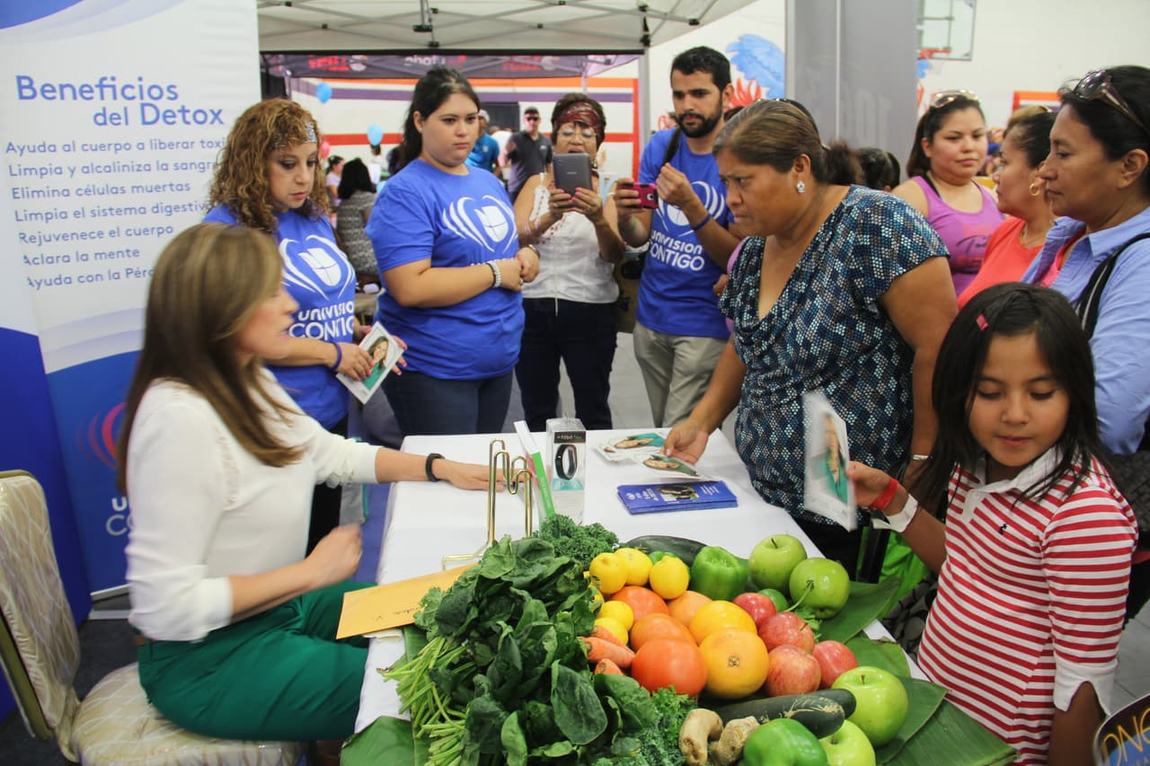 Unas 300 personas asistieron a la feria “Camino a la Salud’, donde se hicieron exámenes gratis, bailaron Zumba y conocieron a la carismática Cecilia Ramírez Harris de Primer Impacto.