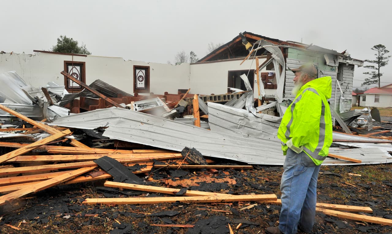 <b>2. Si estás fuera de una casa móvil</b>, busca refugio en una estructura más fuerte. Las mejores son el interior de una habitación dentro de una casa o edificio 
<b>que no sea móvil </b>o 
<b>un sótano al que tengas acceso</b>. 
<br>
<br>Recuerda, 
<b><a href="https://www.univision.com/local/houston-kxln/casas-moviles-arrasadas-y-muchos-escombros-los-estragos-de-un-poderoso-tornado-en-beasley-video" target="_blank">si vives en una casa móvil, sal de ahí</a></b> si emiten para tu región una alerta del tiempo sobre la posibilidad de un tornado. 
<b>El 54% de las muertes en viviendas ocurren en casas móviles/prefabricadas</b>, a pesar de que estas solo representan 
<b>el 6% del total de viviendas de EE.UU.</b>
