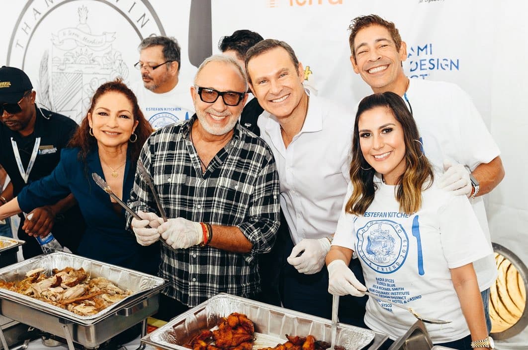 Luego del brindis en la casita más feliz de la televisión hispana, la mayor parte del equipo acudió al tradicional almuerzo a beneficencia organizado por la familia Estefan.