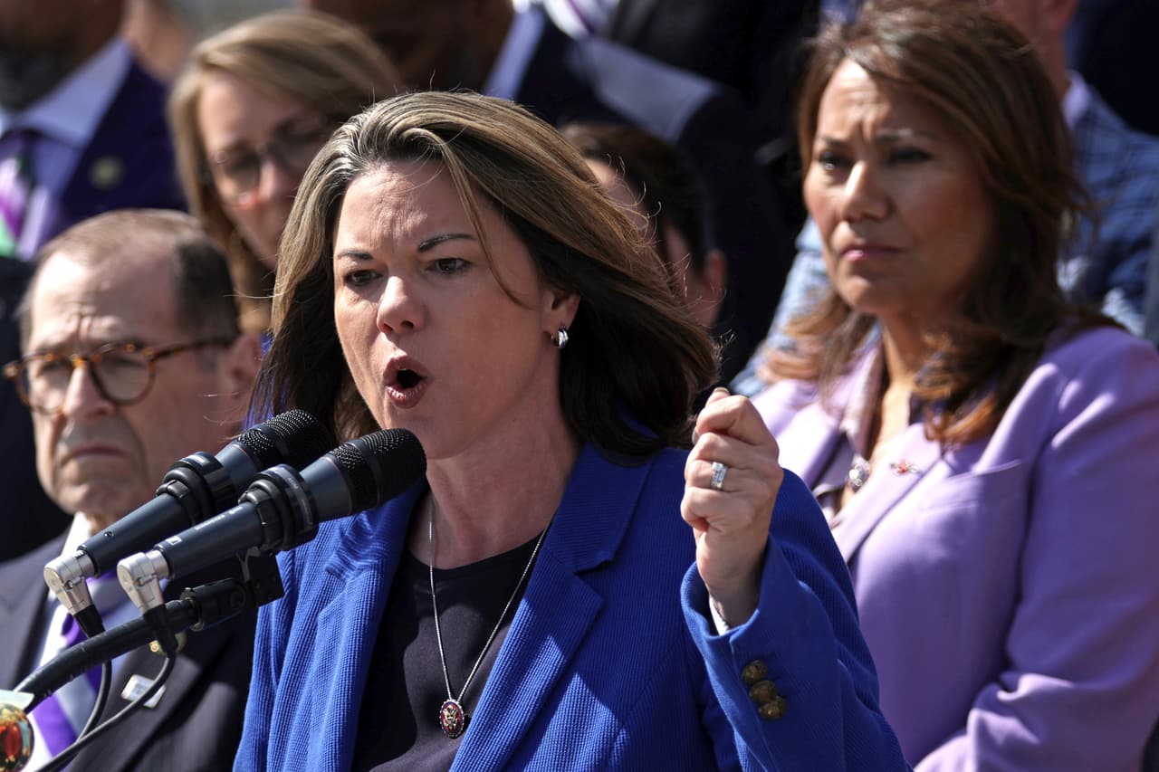 Los políticos no escaparon de los delincuentes. En febrero, la representante Angie Craig, de Minnesota, informó que fue víctima de una agresión en el ascensor del edificio en que habita en Washington DC.