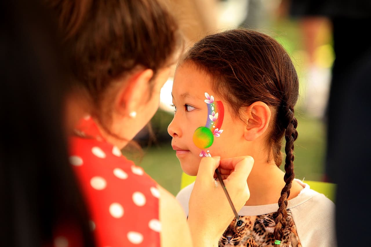 <b>Caras pintadas y animales hechos de globos en Bayside Marketplace</b>
<br>
<br>Cada año Bayside Marketplace organiza un evento familiar para recibir el Año Nuevo, y esta vez no fue la excepción. Esta vez los eventos gratuitos incluyen pintura de caras, figuras de animales con globos y música para todas las edades. El tema de este año es un saludo a las tropas militares en coordinación con Veterans Affairs y el Departamento de Asuntos de Veteranos de la Ciudad de Miami. Los organizadores pretenden que el evento se convierta en un gran recuerdo para todas las familias, vecinos, veteranos y amigos que asistan. Los eventos infantiles serán de 4:00 pm a 6:00 pm de la tarde.