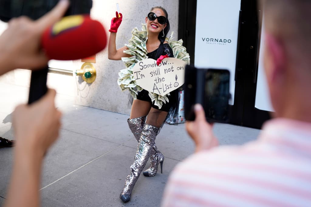 Sobre el vestuario, lo único confirmado es que ambos usaron diseños de Christian Dior Alta Costura creados por el diseñador Jonathan Anderson, con zapatos hechos a medida por Christian Louboutin. Swift llevó joyas de Cartier. Un portavoz de Dior señaló que las prendas fueron elaboradas en París en “estrecha colaboración con la pareja”.