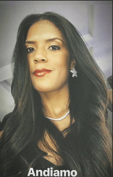 Un discreto maquillaje y accesorios brillantes acompañaron en el look de la conductora dominicana, quien ya estaba lista para ser testigo de un romance.
<br>