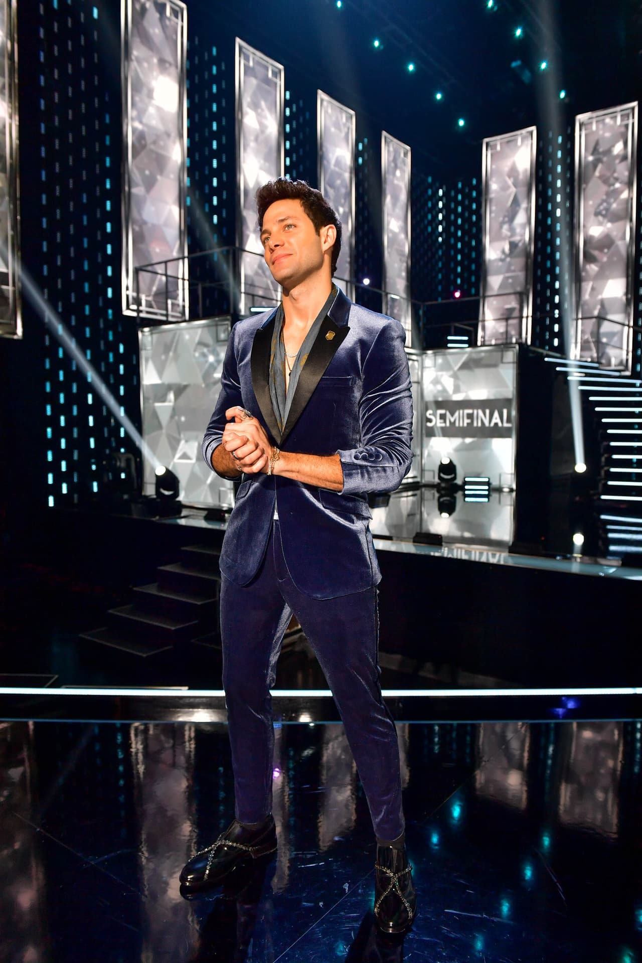 Y para cerrar no podíamos olvidarnos de
<b>Gabriel Coronel</b> quien lució un bonito traje azul con negro.
