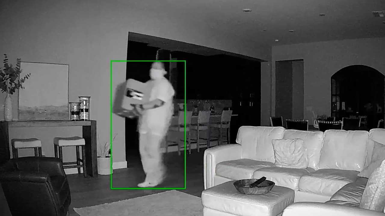 Autoridades detuvieron a dos sujetos, sospechosos de ser ladrones de vivienda en Chandler, Arizona, quienes quedaron captados por las cámaras de seguridad de una casa donde sustrajeron una caja de seguridad, así como un rifle.