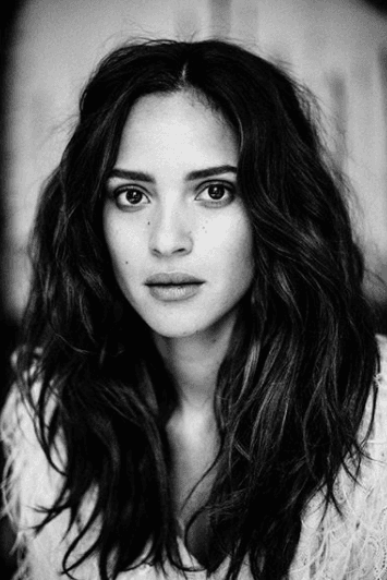 A principios de 2017, ella se unió al elenco principal de la serie 'Emerald City', donde interpretó el personaje de 'Dorothy Gale'.