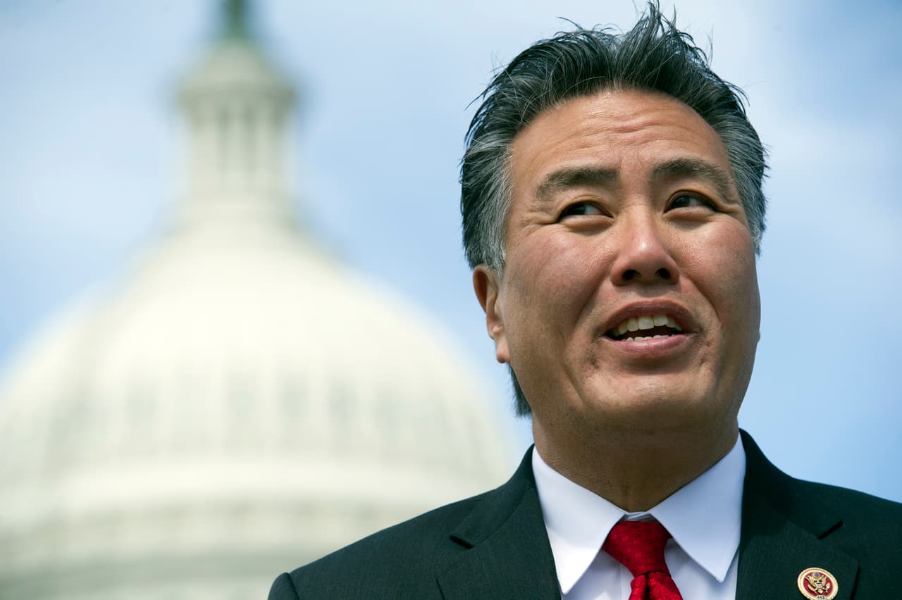 <b>Rep. Mark Takano</b>
<br>Vía Twitter, el representante anunció el pasado 22 de agosto: "Hoy anuncio formalmente my apoyo para iniciar los procedimientos para una destitución contra el presidente Donald Trump"
<br>