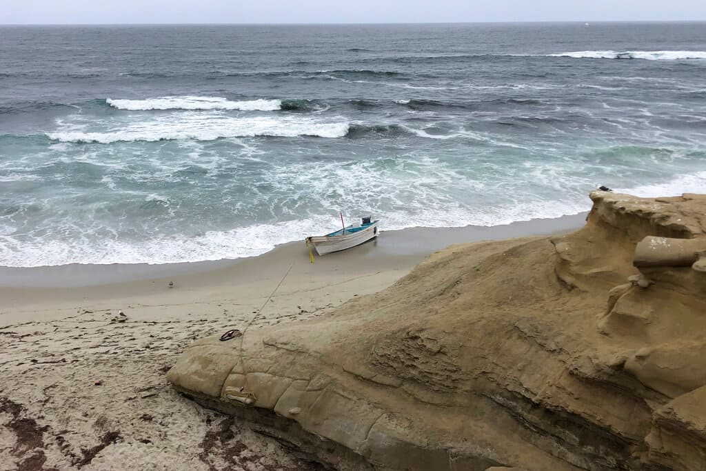 Un muerto y 8 heridos tras naufragar un bote sospechoso de transportar indocumentados en la costa de San Diego