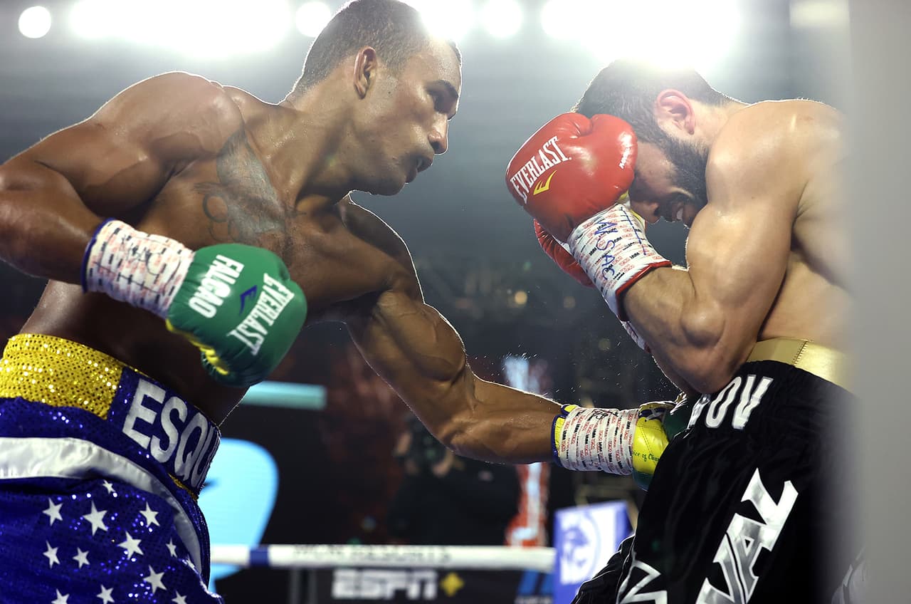 Esquiva Falcao venció en el quinto asalto a Artur Akavov en combate de peso medio.