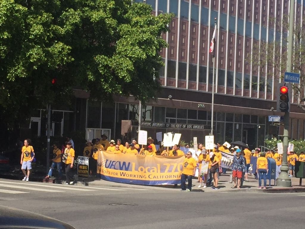 Carla Medrano compartiendo con los trabajadores y comunidad inmigrante en la ciudad de Los Ángeles.