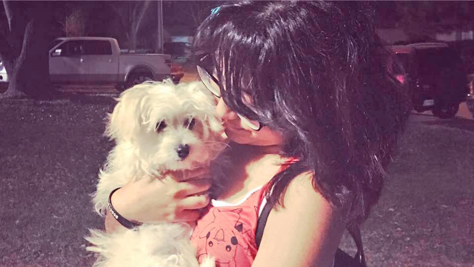 Esta es la última foto que Adriana Coronado publicó en su perfil de Facebook el 6 de marzo de 2016, la cual decía: "estoy presentando (casi) uno de los perros más tiernos de todos los tiempos"