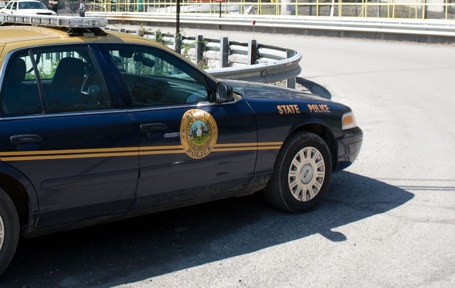 Permitió que un policía violara a una familiar a cambio de $50. Ahora afronta cargos por tráfico de menores