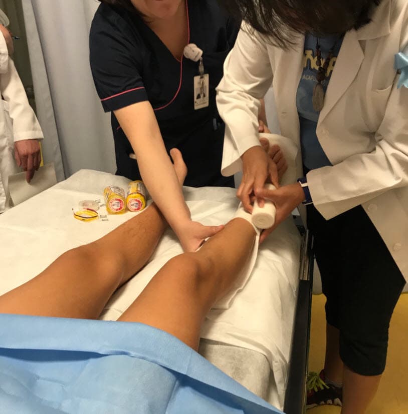 Ante los cuestionamientos de sus seguidores, Lety dio más detalles del accidente: "Se cayó en la escuela y se fracturó el tobillo. Está un poco adolorido pero bien gracias a Dios".