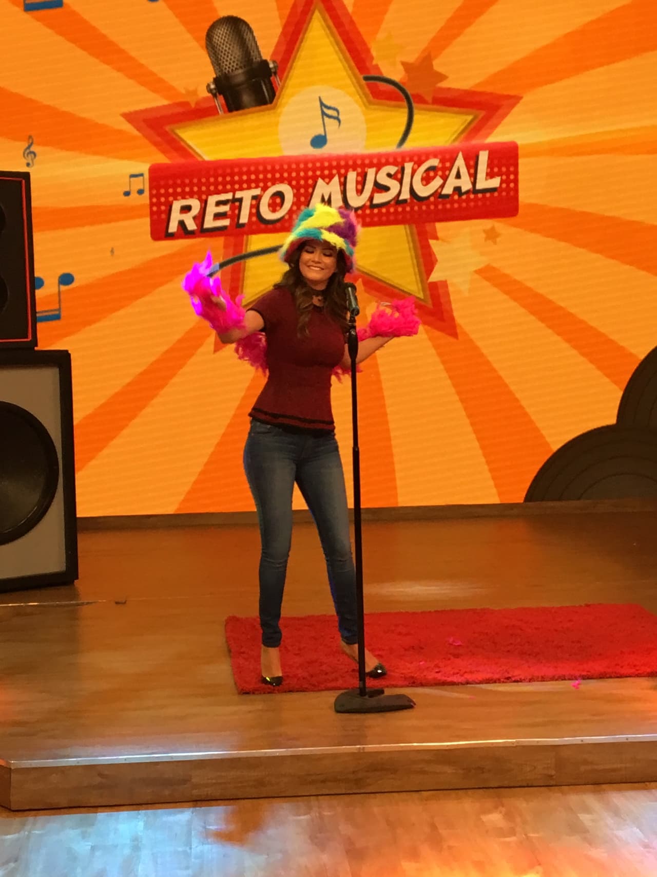 Siguió el turno de Ana Patricia quien intentó cantar el 'Noa, Noa'.