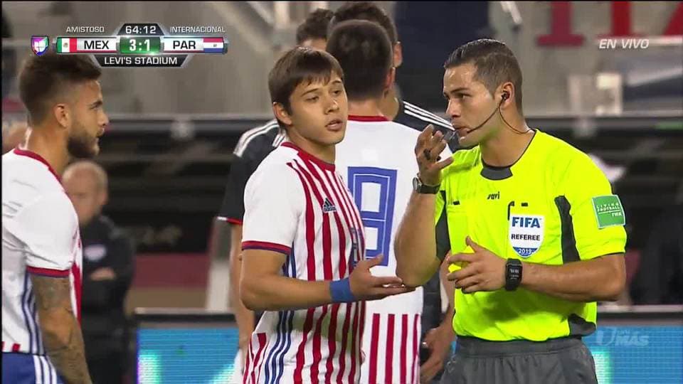 Tarjeta amarilla. El árbitro amonesta a Miguel Layún de Mexico