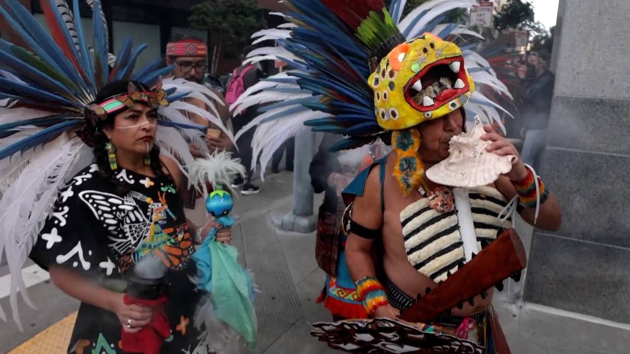 Marchan con atuendos indígenas contra redadas de ICE frente a corte de inmigración en San Francisco