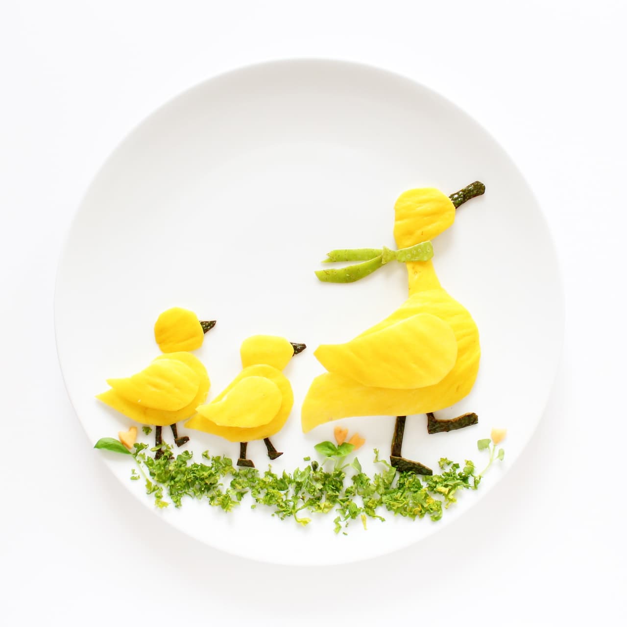 Estos patitos hechos con mango siguiendo a su mamá se ven súper tiernos.