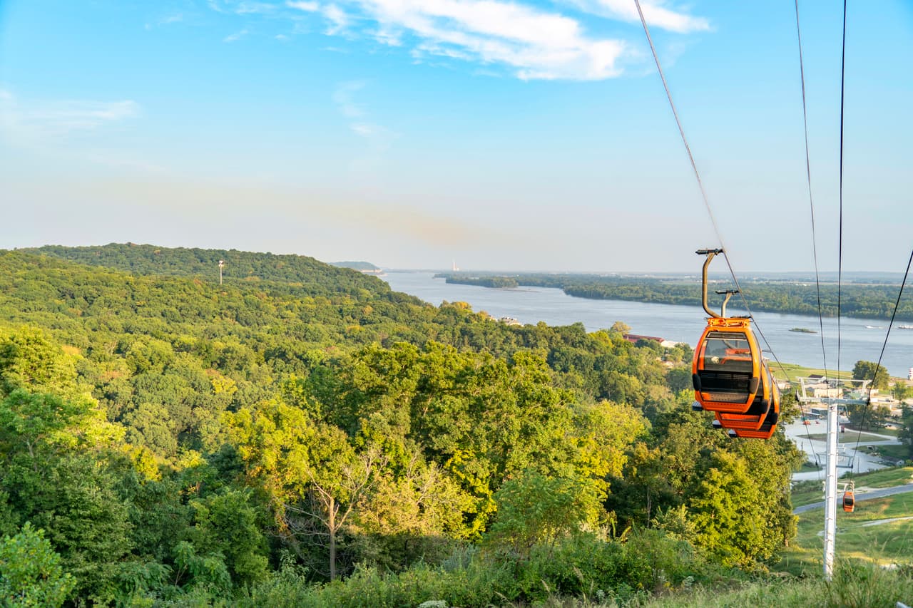 ¡El Grafton SkyTour es una atracción local como ninguna otra! Nuestro elevador aéreo panorámico no sólo proporciona una forma única de llegar a Aerie's Hill, sino que también muestra las impresionantes vistas de los acantilados únicos de Grafton y la confluencia de los ríos Illinois y Mississippi. El SkyTour es una actividad perfecta para todas las edades, así que si estás buscando cosas que hacer, ¡ven a ver nuestra vista!