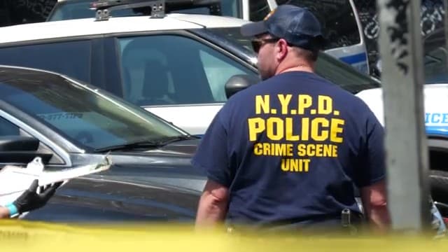 Las cámaras de vigilancia captaron a dos individuos vestidos completamente de negro y con máscaras abandonando la escena.