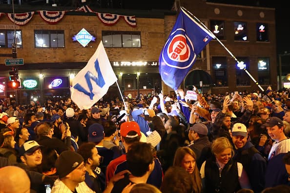 Miles de banderas de Fly the W se veían por todas partes.