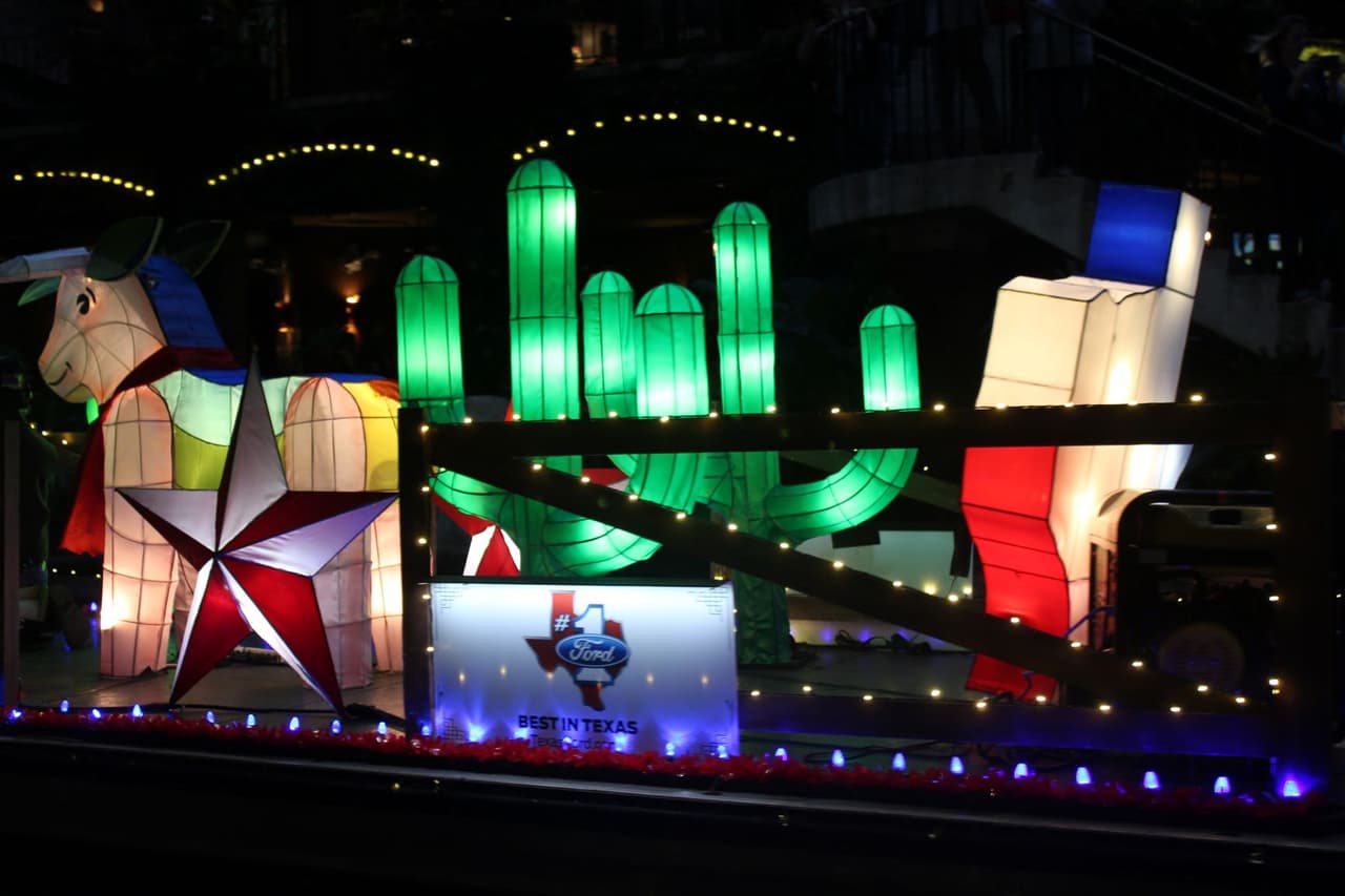 El espectáculo es gratuito y se lleva a cabo los fines de semana de 8pm a 10pm.