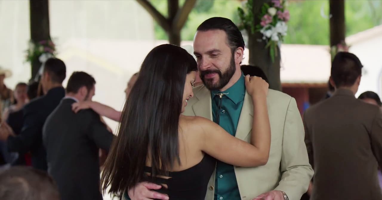 Cada uno disfrutó de la compañía de jóvenes y atractivas mujeres.