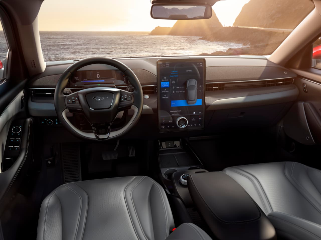 Y aunque cada vehículo viene con asientos de cuero sintético, los compradores respetuosos con el medio ambiente están encantados de saber que todo el interior es 100% vegano.