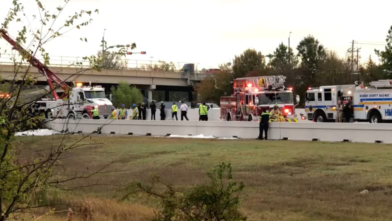 Como el incendio era muy grande, agentes del 
<a href="https://www.univision.com/local/houston-kxln/amanda-perez-ebria-conducir-houston-fotos">Precinto 4</a> tuvieron que ayudar a los del Precinto 1.