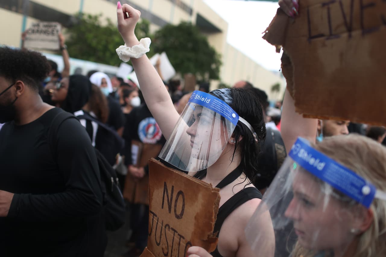 Desde las 3:00 pm, los manifestantes se reunieron frente a la sede de la fiscalía estatal de Miami-Dade.