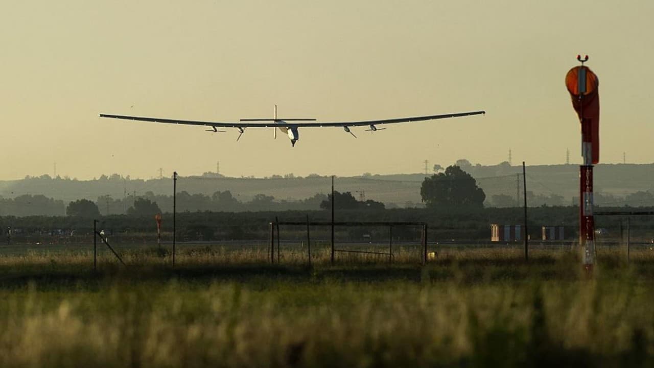 El avión Solar Impulse 2 aterriza en España tras cruzar el Océano Atlántico