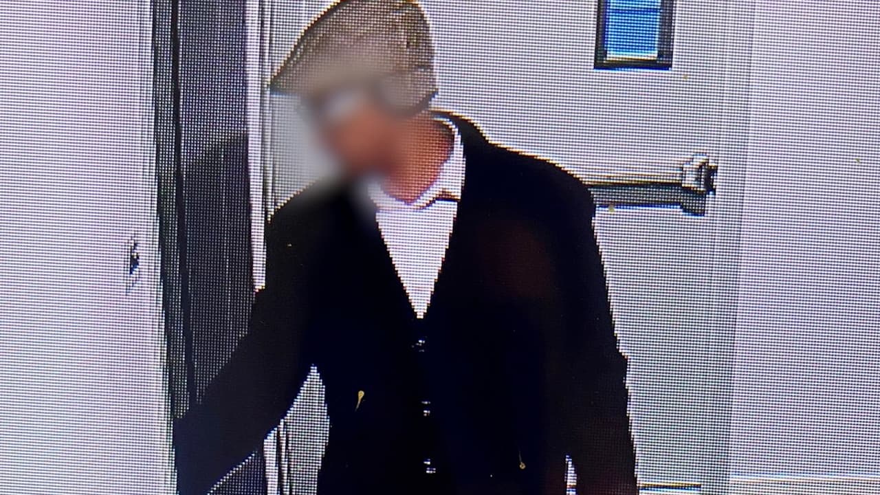 El sospechoso que fue puesto en custodia como sujeto de interés,
<b> ingresó y salió varias veces del edificio, aseguraron testigos</b>.