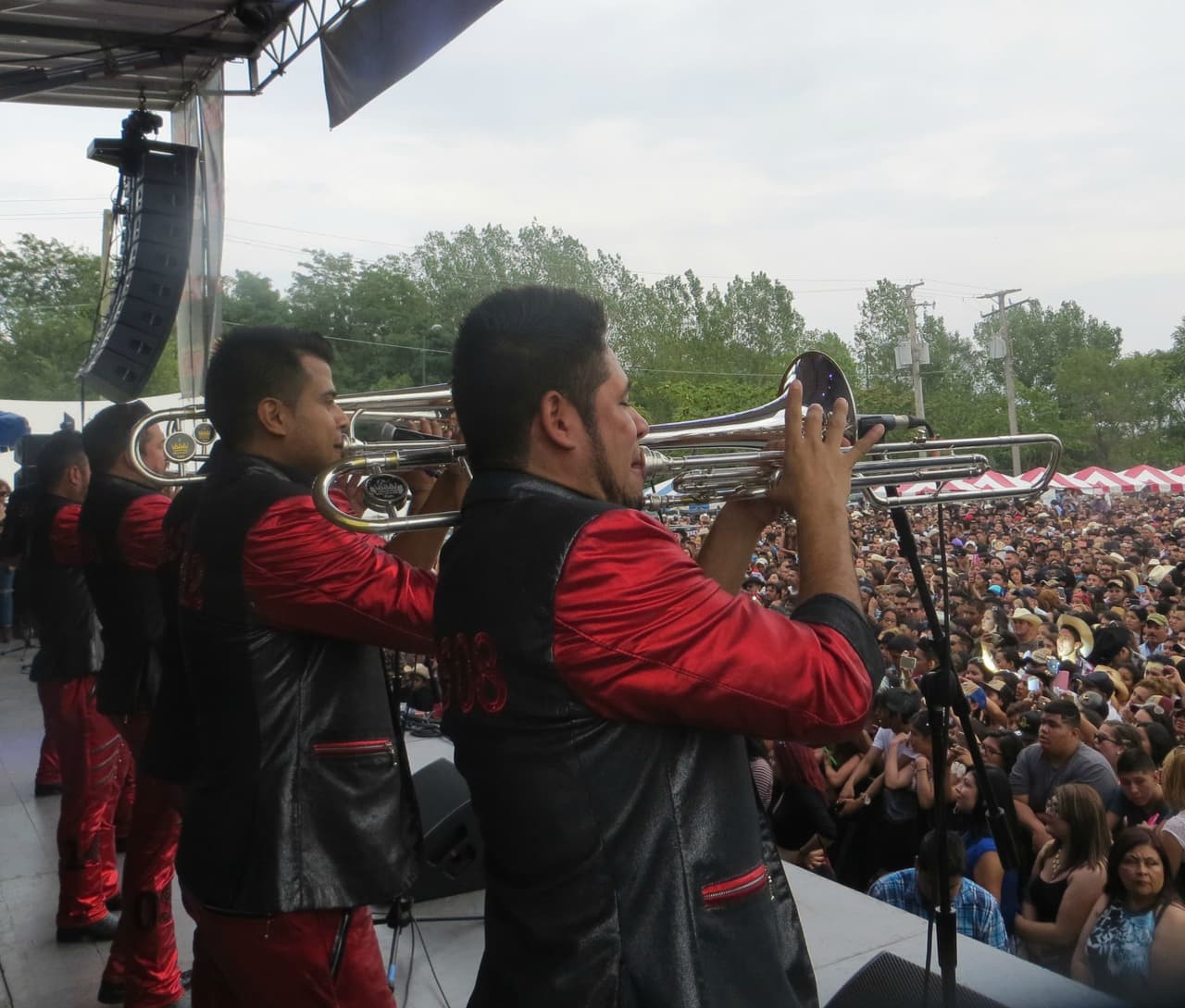 Banda MS puso a todos los asistentes de Fiestas Patrias 2015 a mover el esqueleto. Todo un deleite verlos en el escenario.