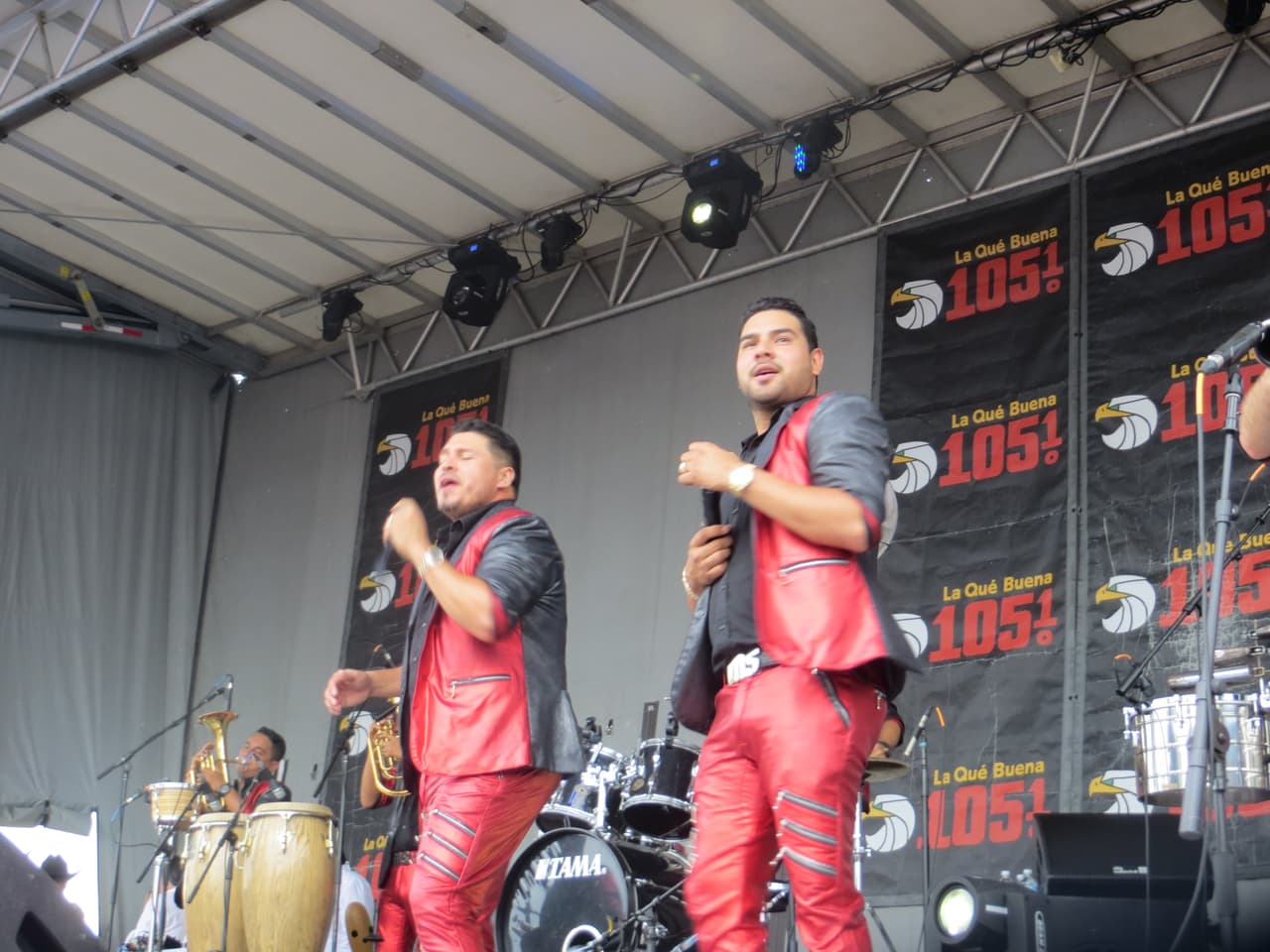 Banda MS puso a todos los asistentes de Fiestas Patrias 2015 a mover el esqueleto. Todo un deleite verlos en el escenario.