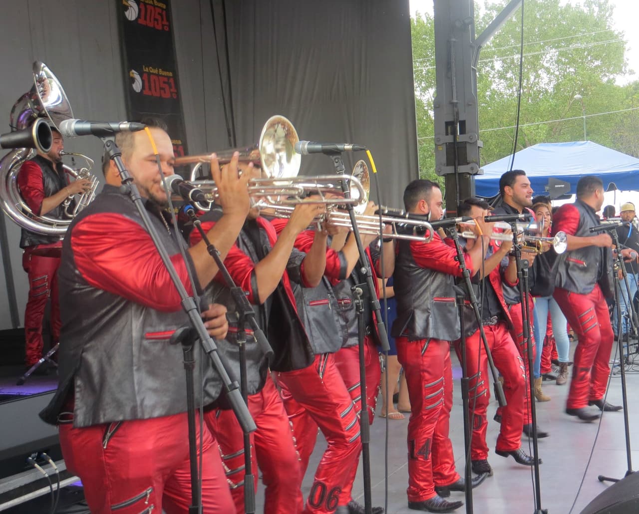 Banda MS puso a todos los asistentes de Fiestas Patrias 2015 a mover el esqueleto. Todo un deleite verlos en el escenario.