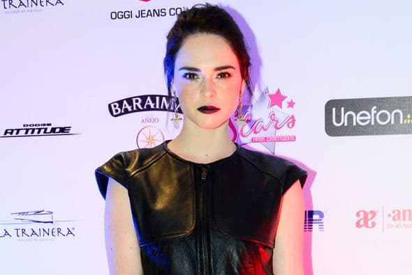 Un look dark le vino bastante bien, ¡lucía guapísima!