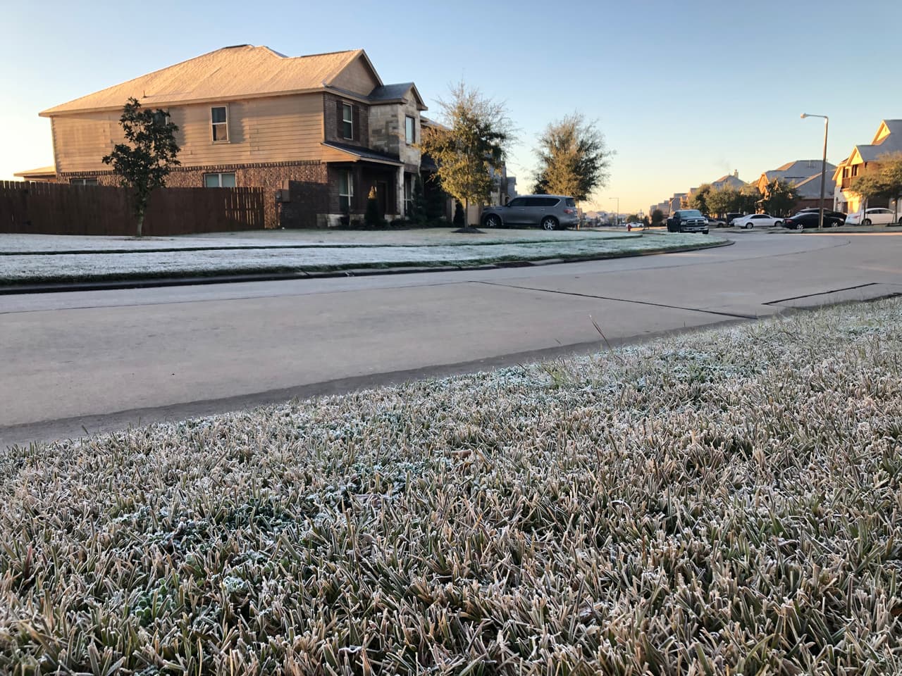 Así registraron algunos residentes del sureste de Houston la helada de este jueves.