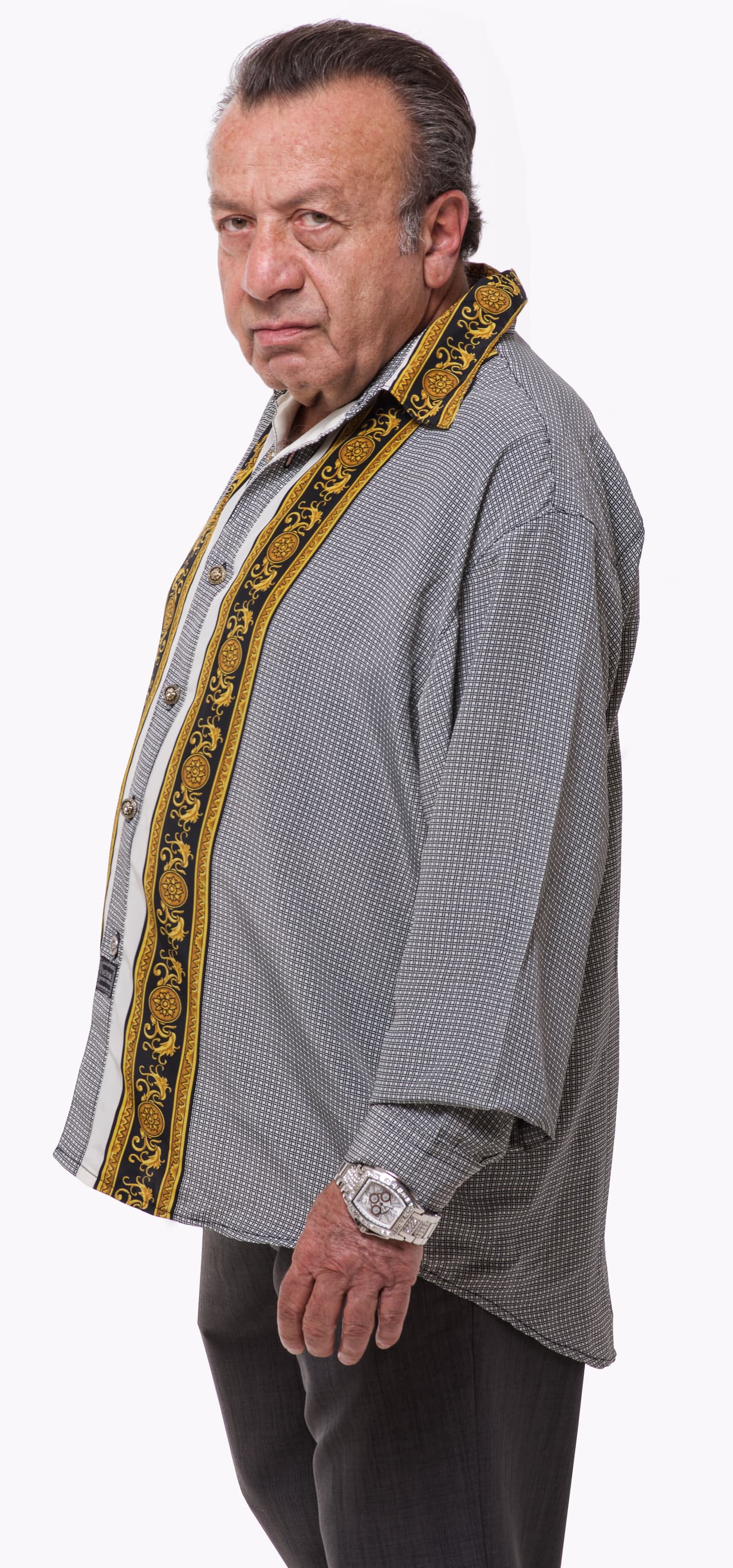 José Sefami es Gonzalo aunque todos lo conocen como 'El General'. Es dueño del mercado y amante de las mujeres jóvenes.