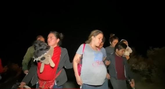 "Voy adolorida": el testimonio de una embarazada de 9 meses que cruzó la frontera de noche tras semanas de viajar sola
